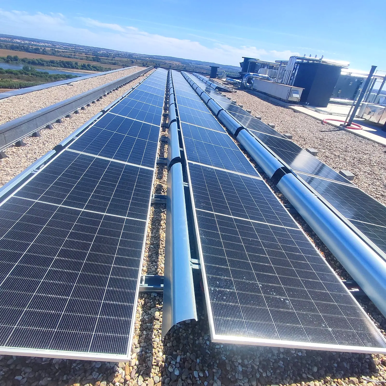 Filas de painéis solares instalados na cobertura do Hospital da Luz Santarém