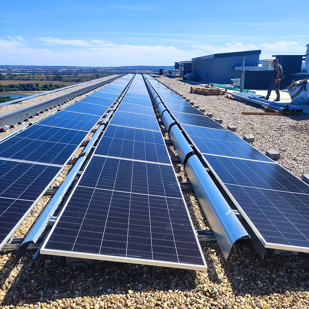 Painéis solares em estrutura com lastro na cobertura do Hospital da Luz Santarém
