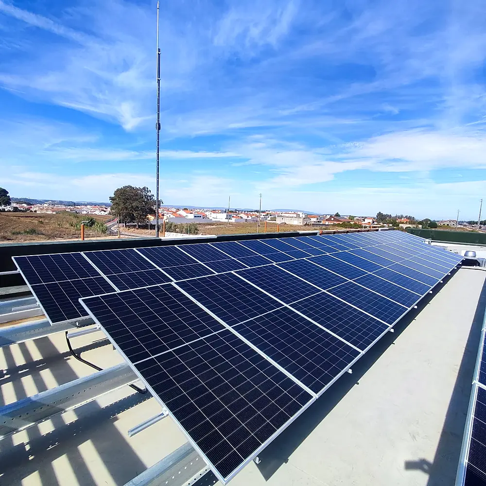 Painéis solares em estrutura triangular na cobertura do McDonald's Almeirim