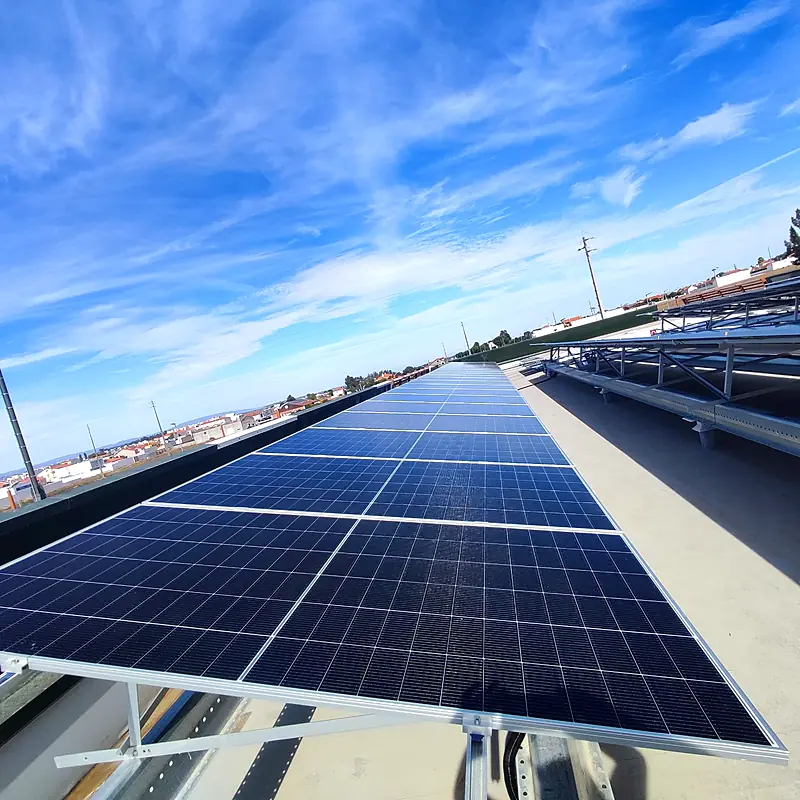 Fila de painéis solares de 630 W no McDonald's Almeirim