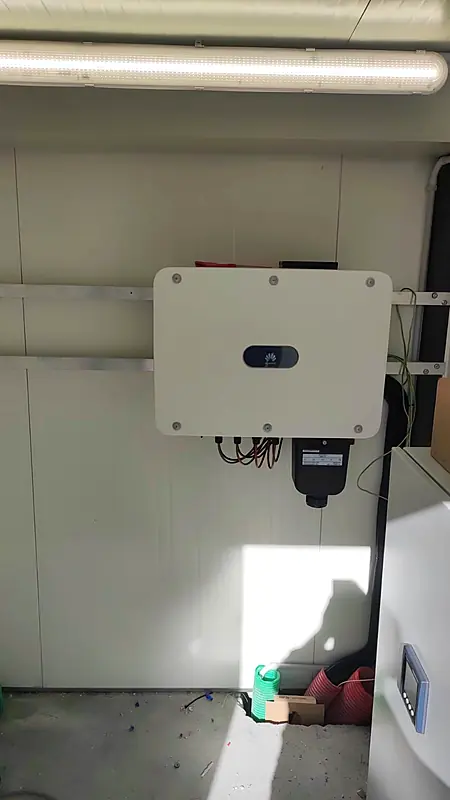 Inversor Huawei de 30 kW instalado na parede