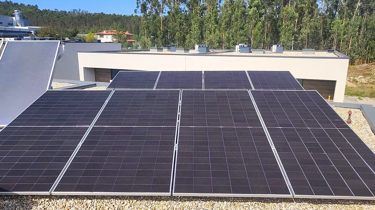 Painéis solares instalados na cobertura de uma moradia em Meixomil